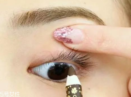 不畫眼線只涂睫毛膏行嗎？這么涂睫毛膏能放大雙眼