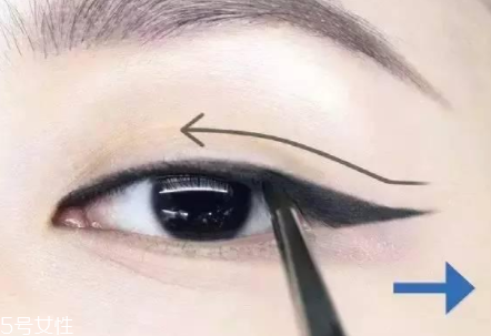 不畫眼線只涂睫毛膏行嗎？這么涂睫毛膏能放大雙眼