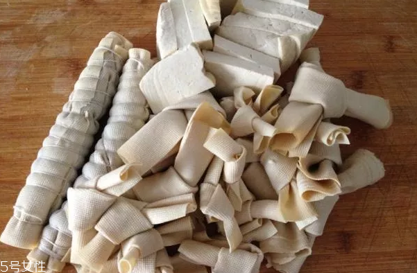 豆腐皮能油炸嗎？火候太猛容易炸糊