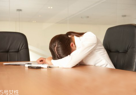 美瞳睡覺忘摘了會怎么樣 美瞳不宜過長時(shí)間佩戴