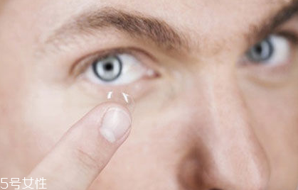 美瞳日拋在一天之內(nèi)可以重復(fù)戴嗎 度數(shù)和戴隱形眼鏡沒(méi)有關(guān)系 美瞳日拋在一天之內(nèi)可以重復(fù)戴嗎 度數(shù)和戴隱形眼鏡沒(méi)有關(guān)系