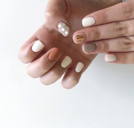 美甲圖片2022新款式純色跳色 簡約又時尚 美甲圖片2022新款式純色跳色 簡約又時尚