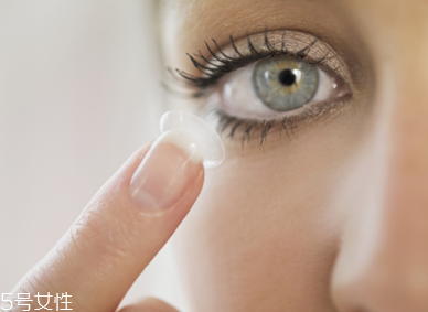 美瞳日拋在一天之內(nèi)可以重復(fù)戴嗎 度數(shù)和戴隱形眼鏡沒(méi)有關(guān)系 美瞳日拋在一天之內(nèi)可以重復(fù)戴嗎 度數(shù)和戴隱形眼鏡沒(méi)有關(guān)系