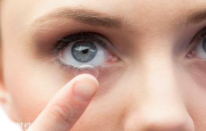 美瞳日拋在一天之內(nèi)可以重復(fù)戴嗎 度數(shù)和戴隱形眼鏡沒(méi)有關(guān)系 美瞳日拋在一天之內(nèi)可以重復(fù)戴嗎 度數(shù)和戴隱形眼鏡沒(méi)有關(guān)系