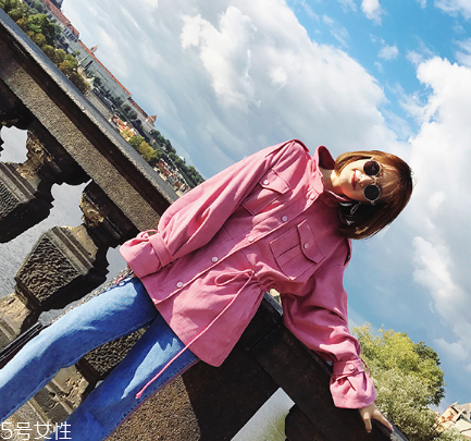 牛仔褲被84染了怎么辦？立即沖洗干凈