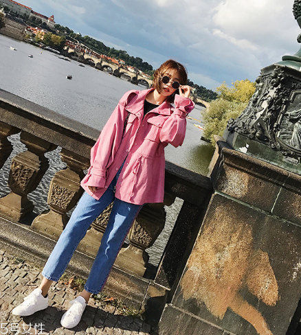 牛仔褲被84染了怎么辦？立即沖洗干凈