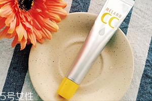 樂敦CC能涂在痘痘上嗎？痘痘與痘印均能改善