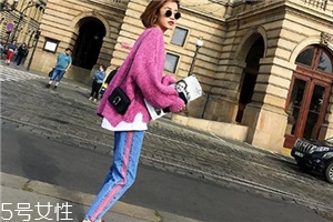 牛仔褲被84染了怎么辦？立即沖洗干凈