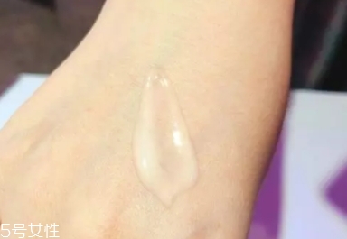 雅詩蘭黛線雕精華和小棕瓶哪個(gè)好？一起使用效果佳