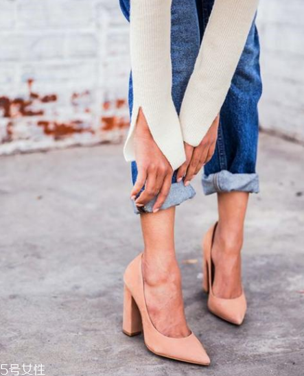 牛仔褲能配高跟鞋嗎？精致女生的穿搭法則