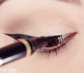 眼線眼尾怎么畫好看？用透明膠畫出優(yōu)美弧度