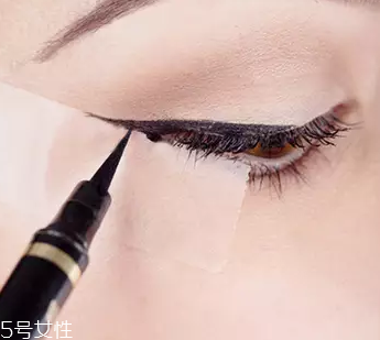 眼線眼尾怎么畫好看？用透明膠畫出優(yōu)美弧度