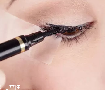 眼線眼尾怎么畫好看？用透明膠畫出優(yōu)美弧度