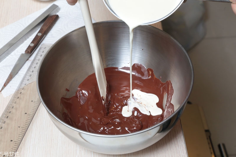 如何自制生巧克力 生巧克力的材料比例 如何自制生巧克力 生巧克力的材料比例