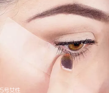 眼線眼尾怎么畫好看？用透明膠畫出優(yōu)美弧度