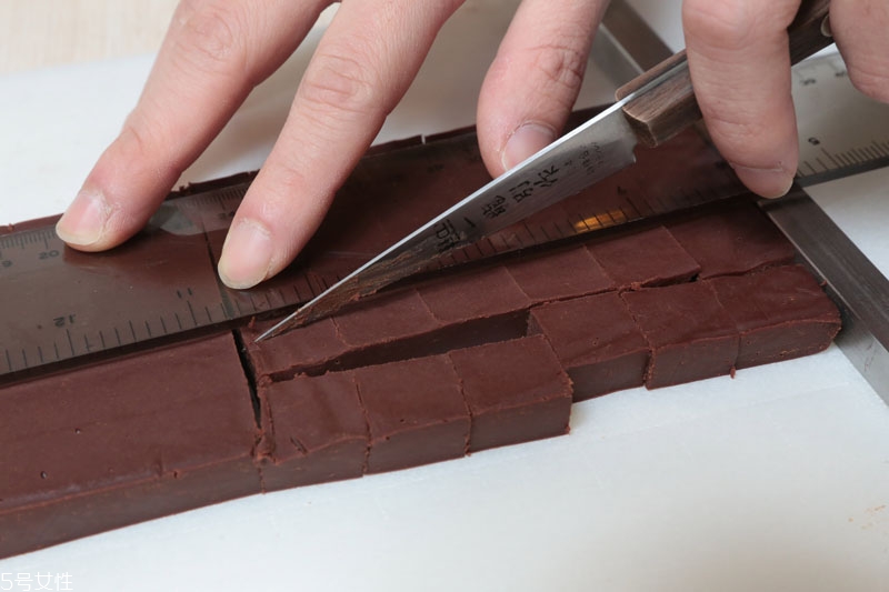 如何自制生巧克力 生巧克力的材料比例 如何自制生巧克力 生巧克力的材料比例