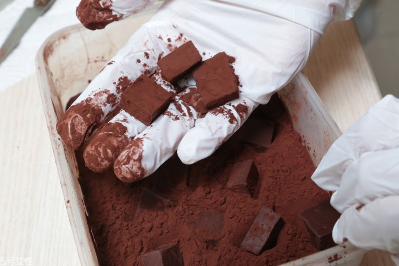 如何自制生巧克力 生巧克力的材料比例 如何自制生巧克力 生巧克力的材料比例