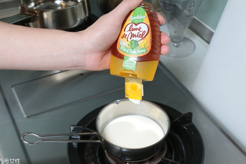 如何自制生巧克力 生巧克力的材料比例 如何自制生巧克力 生巧克力的材料比例