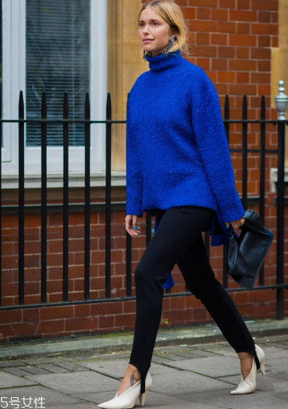 v口鞋怎么搭配？女人味十足的穿搭