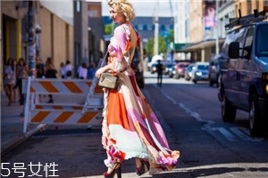 防水臺高跟鞋怎么搭配？拉長氣質(zhì)細腿