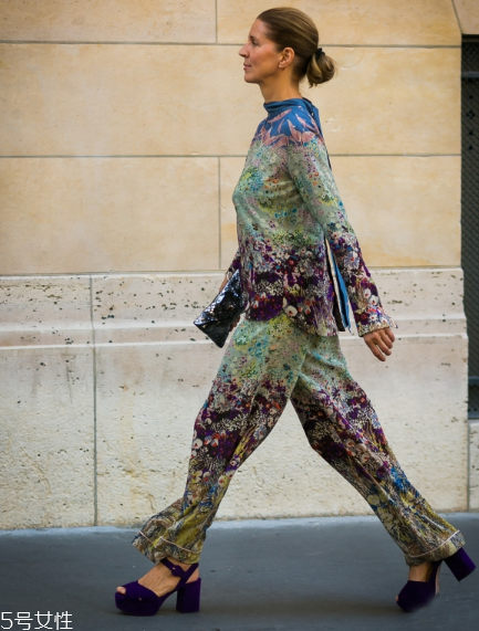 防水臺高跟鞋怎么搭配？拉長氣質(zhì)細腿