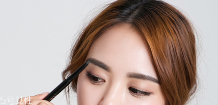 什么樣的眉筆最好用 優(yōu)秀眉筆的4個標(biāo)志 什么樣的眉筆最好用 優(yōu)秀眉筆的4個標(biāo)志
