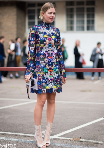 裸色高跟鞋怎么搭配？讓你優(yōu)雅又時(shí)髦