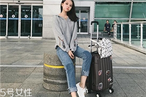 拼色牛仔褲什么樣的好看？這三款最時(shí)髦