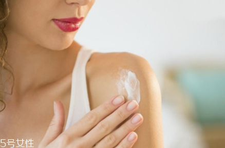 后背長(zhǎng)痘痘怎么治？這四招讓你擺脫戰(zhàn)痘路