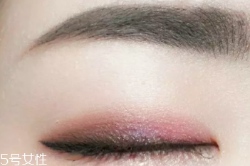 單眼皮如何畫眼影？亮色眼影會制造車禍現(xiàn)場