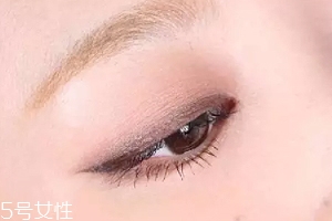 單眼皮如何畫眼影？亮色眼影會(huì)制造車禍現(xiàn)場