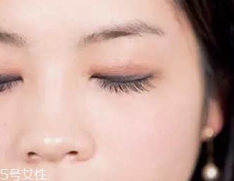 單眼皮如何畫眼影？亮色眼影會制造車禍現(xiàn)場