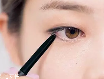 單眼皮如何畫眼影？亮色眼影會制造車禍現(xiàn)場