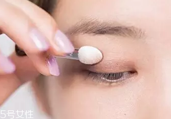 單眼皮如何畫眼影？亮色眼影會制造車禍現(xiàn)場