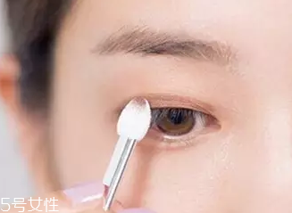 單眼皮如何畫眼影？亮色眼影會制造車禍現(xiàn)場