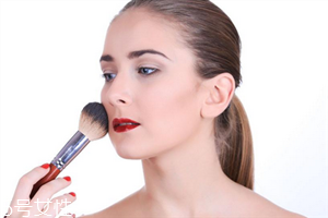 化妝品過敏臉腫了了怎么辦 立即停止化妝 化妝品過敏臉腫了了怎么辦 立即停止化妝