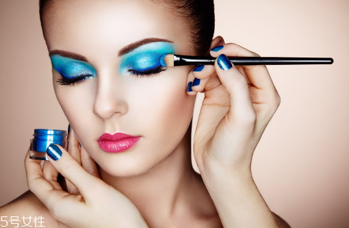 為什么化妝后容易脫妝 個人膚質(zhì)因素 為什么化妝后容易脫妝 個人膚質(zhì)因素