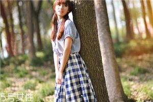 格子長(zhǎng)裙搭配什么上衣？清新文藝風(fēng)女孩
