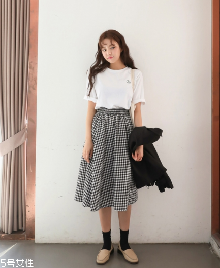 格子長(zhǎng)裙搭配什么上衣？清新文藝風(fēng)女孩