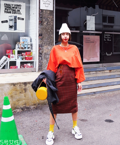 格子長(zhǎng)裙搭配什么上衣？清新文藝風(fēng)女孩