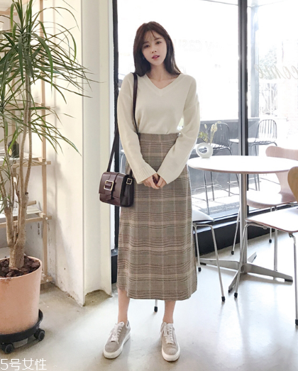 格子長(zhǎng)裙搭配什么上衣？清新文藝風(fēng)女孩