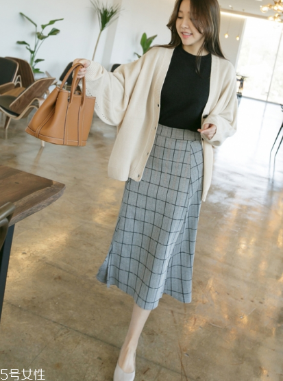 格子長(zhǎng)裙搭配什么上衣？清新文藝風(fēng)女孩