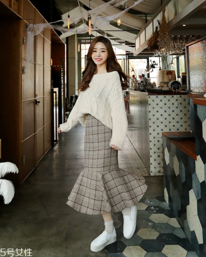 格子長(zhǎng)裙搭配什么上衣？清新文藝風(fēng)女孩