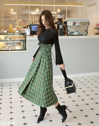格子長(zhǎng)裙搭配什么上衣？清新文藝風(fēng)女孩