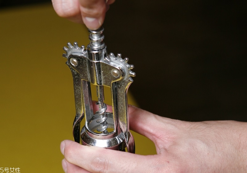 葡萄酒怎么用開瓶器開 4種開瓶器的使用方法 葡萄酒怎么用開瓶器開 4種開瓶器的使用方法