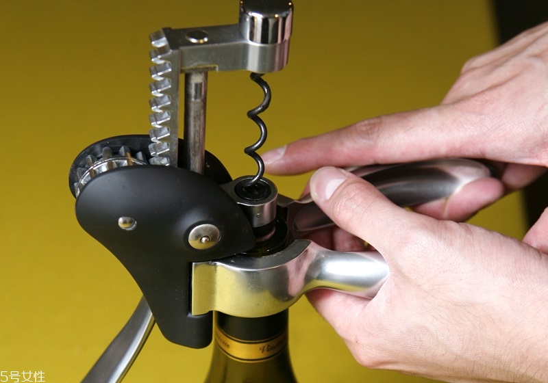 葡萄酒怎么用開瓶器開 4種開瓶器的使用方法 葡萄酒怎么用開瓶器開 4種開瓶器的使用方法