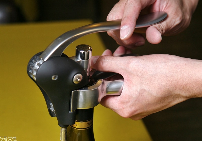 葡萄酒怎么用開瓶器開 4種開瓶器的使用方法 葡萄酒怎么用開瓶器開 4種開瓶器的使用方法