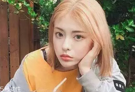 皮膚白的人染什么顏色的頭發(fā)好看？避免冷色調(diào)