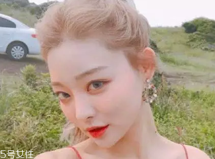 皮膚白的人染什么顏色的頭發(fā)好看？避免冷色調(diào)