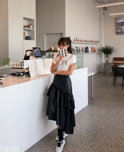 黑色長裙搭配什么上衣？自帶顯瘦效果